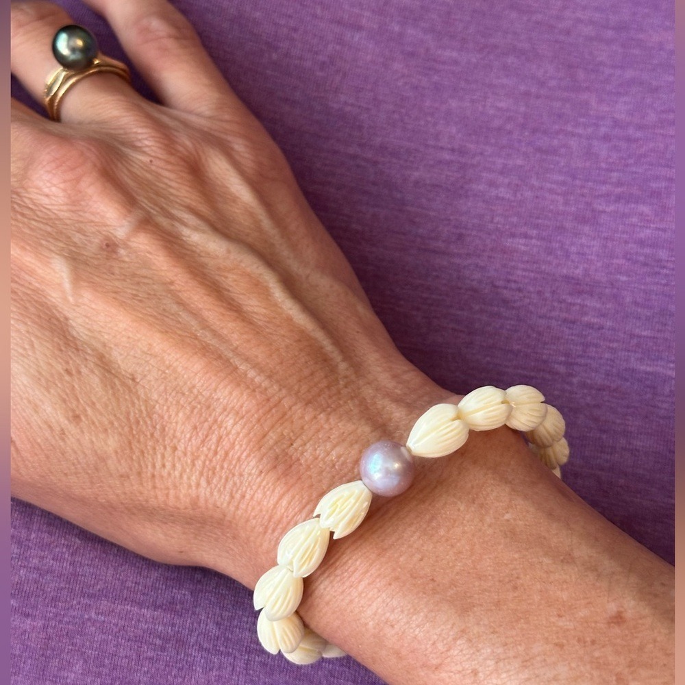 Pikake Shell & Edison Freshwater Pearl Handmade beaded stretch 8" Bracelet